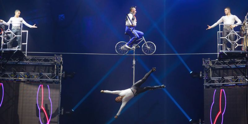 Weltweihnachtscirucs - Henry High Wire - The Ayalas