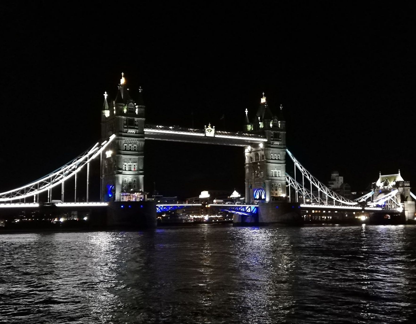 London Tower Bridge bei Nacht